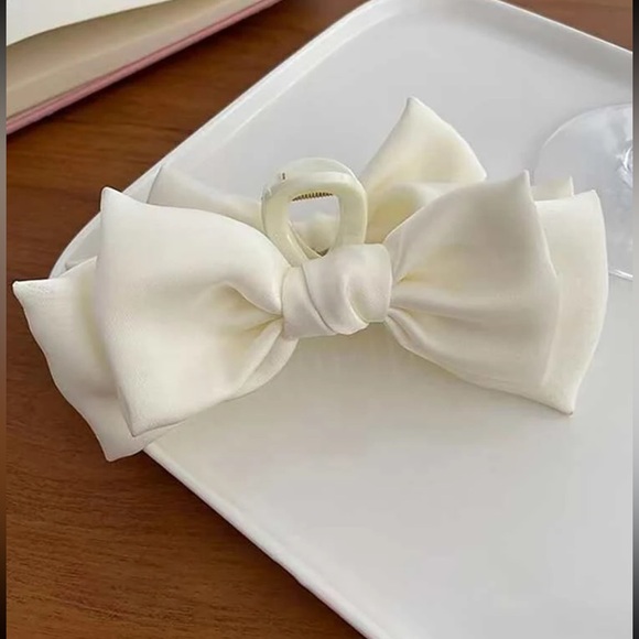 NWT beige bow hair claw clip for women - Picture 2 of 3